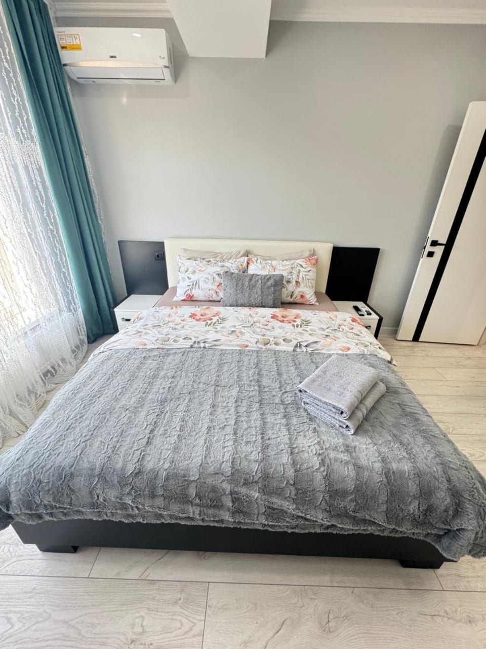 Bed, Photo of the whole room, Bedroom, internet, air conditioner