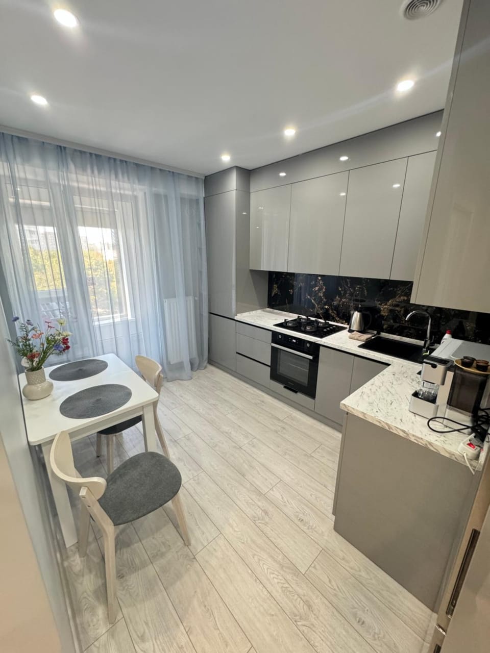 Kitchen or kitchenette, Dining area
