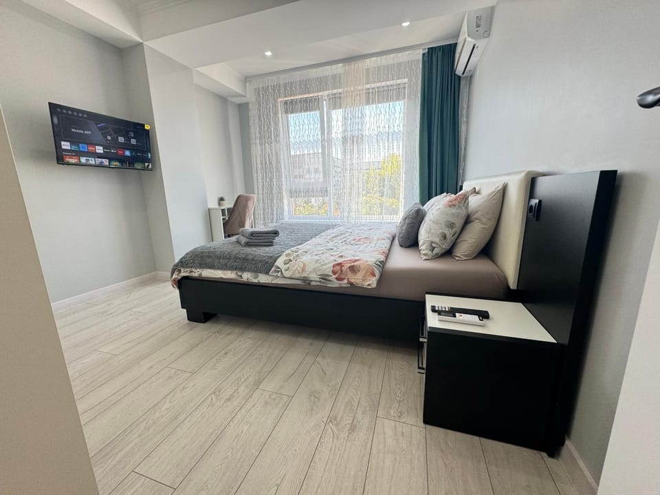 Bed, TV and multimedia, Photo of the whole room, Bedroom
