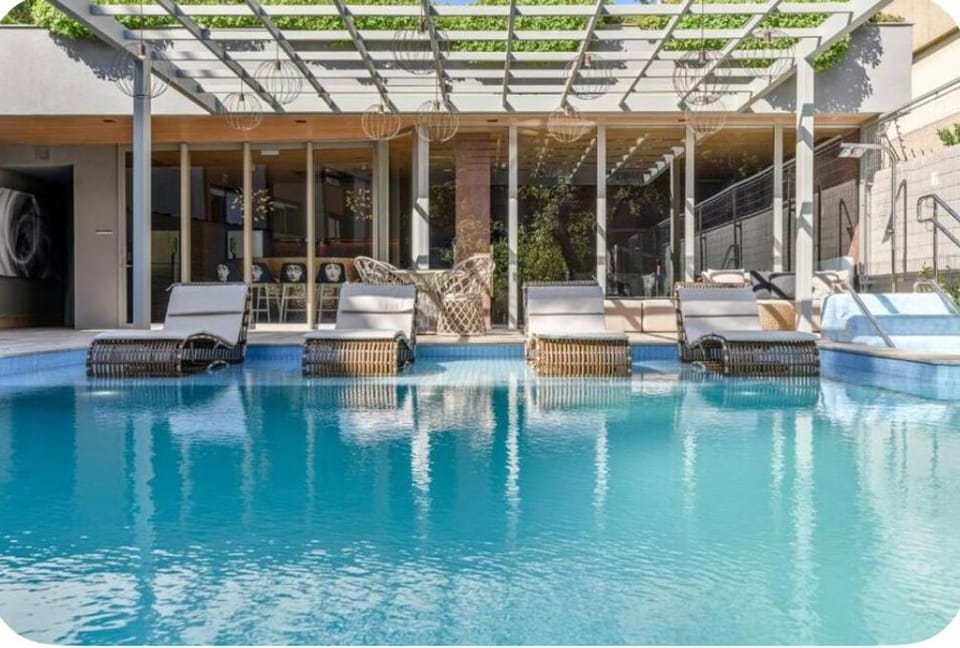 Swimming pool, Swimming pool