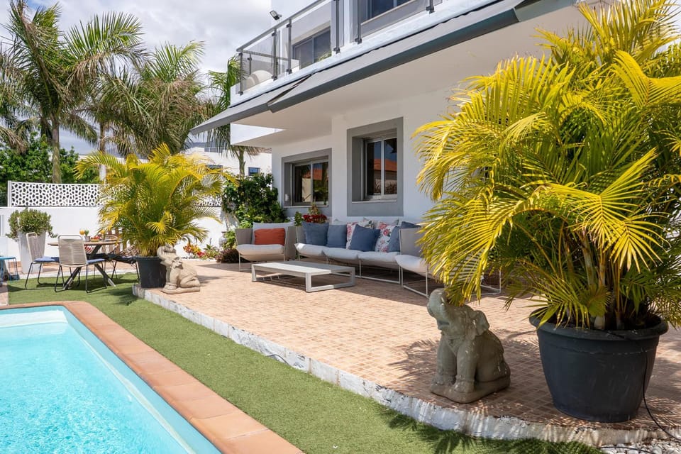 Property building, Patio, Spring, Day, Garden