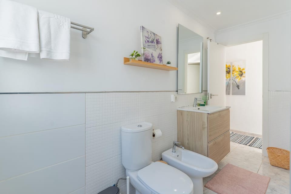 Toilet, Bathroom, bidet, towels