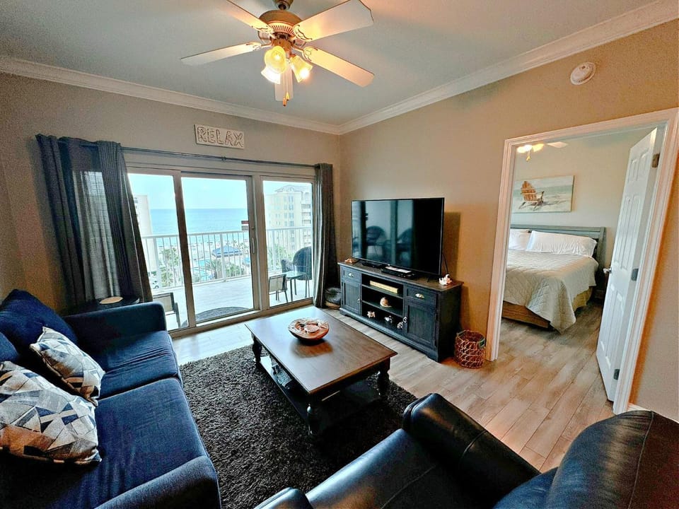 Bed, TV and multimedia, Living room, Photo of the whole room, Seating area, Bedroom