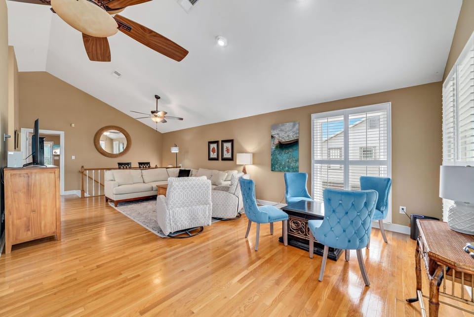 TV and multimedia, Living room, Seating area, Dining area