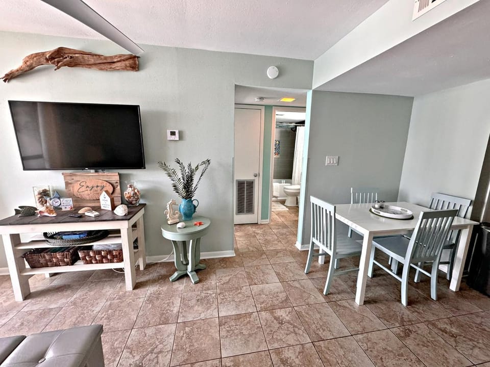 Living room, Photo of the whole room, Seating area, Dining area