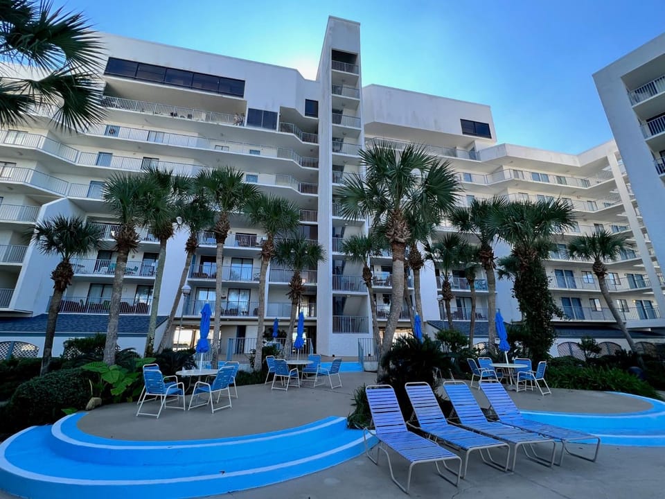 Property building, Day, Swimming pool, sunbed