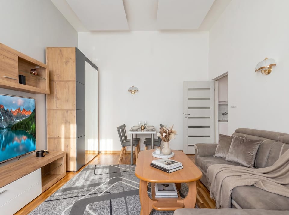 TV and multimedia, Kitchen or kitchenette, Living room, Seating area, Dining area