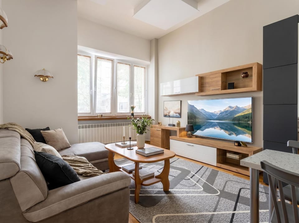 Communal lounge/ TV room, Natural landscape, TV and multimedia, Kitchen or kitchenette, Living room, Seating area, Dining area, Evening entertainment