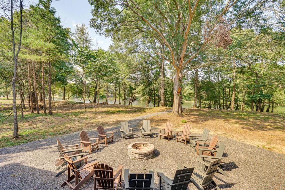 Deluxe Riverfront Cabin in Broken Bow with Hot Tub! Cabin in Arkansas