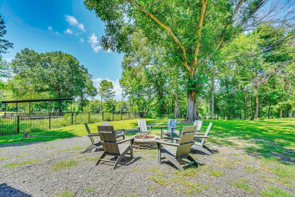Deluxe Riverfront Cabin in Broken Bow w/ Hot Tub! Cabin in Arkansas