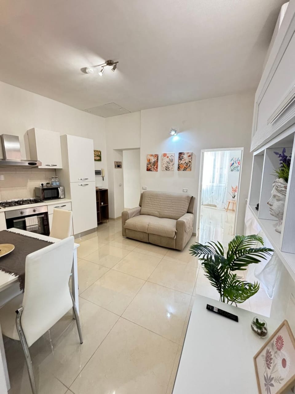 Kitchen or kitchenette, Dining area, stove