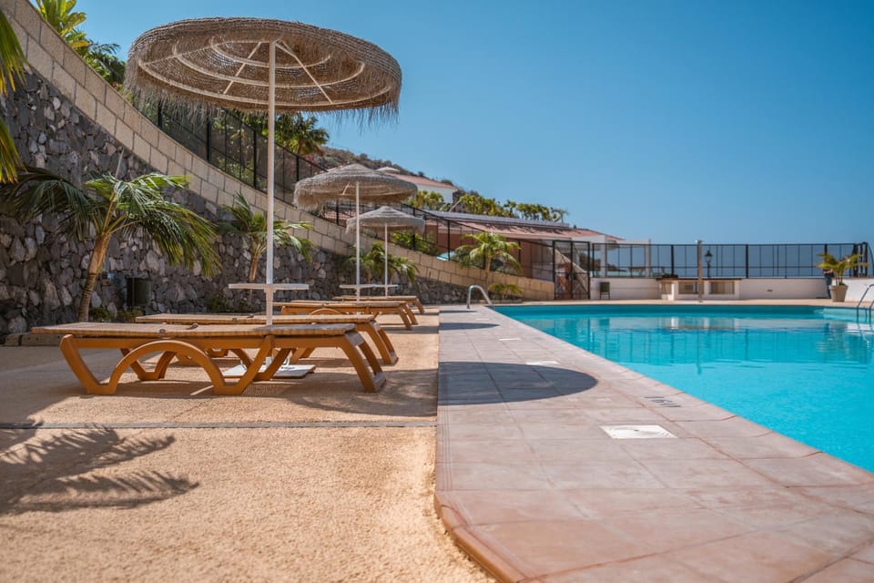 Day, Swimming pool, Swimming pool, sunbed