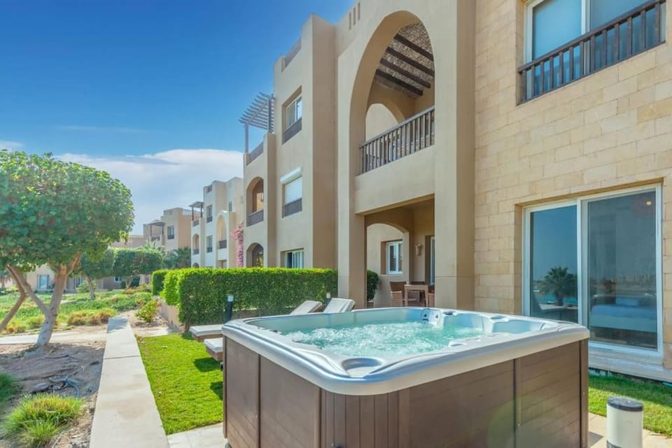 Gouna Retreat 2BR Apt Waterside Hot Tub & Pool Apartment in Hurghada