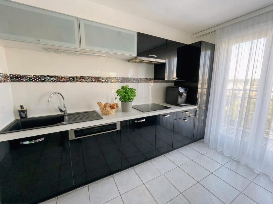 Evasion T3 4 étoiles entre Port et Calanques - Parking Privé, Plages 10mn à pied Apartment in La Ciotat
