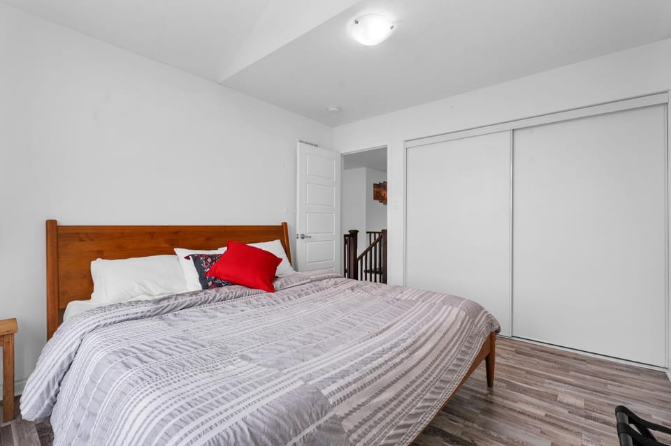 4BR 2 king 3 Queen 6 beds in total 3 GBPS Wi-Fi House in Kitchener
