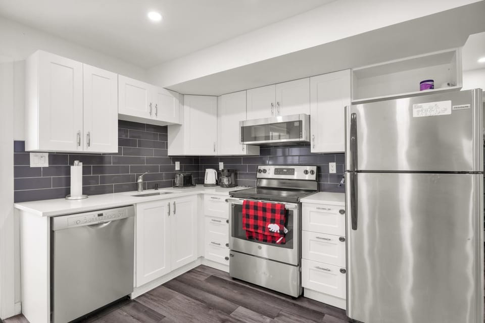 Modern 2BR Duplex 3.0 GBPS internet with Parking House in Kitchener
