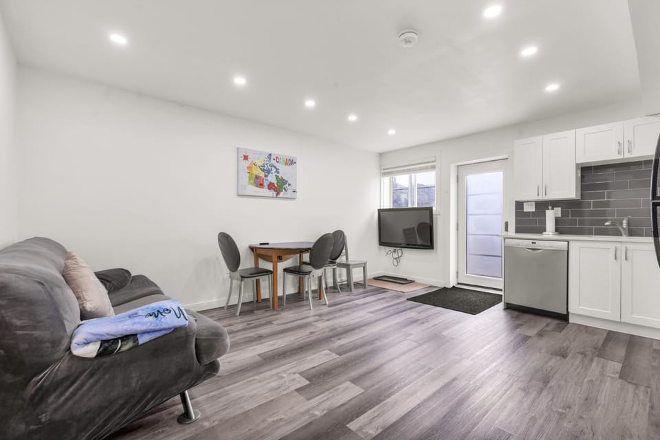 Modern 2BR Duplex 3.0 GBPS internet with Parking House in Kitchener