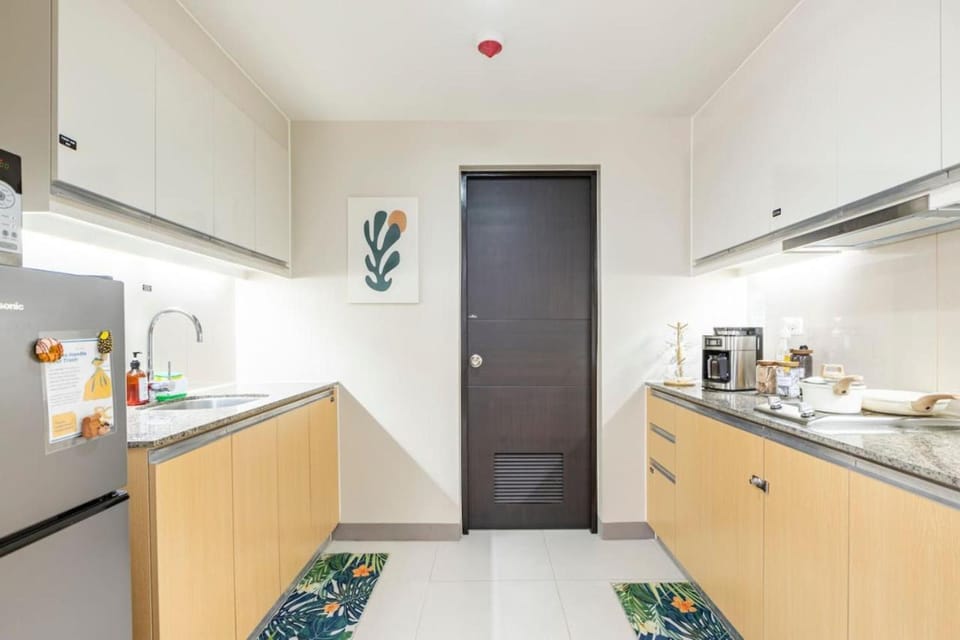 Coffee/tea facilities, Kitchen or kitchenette, stove