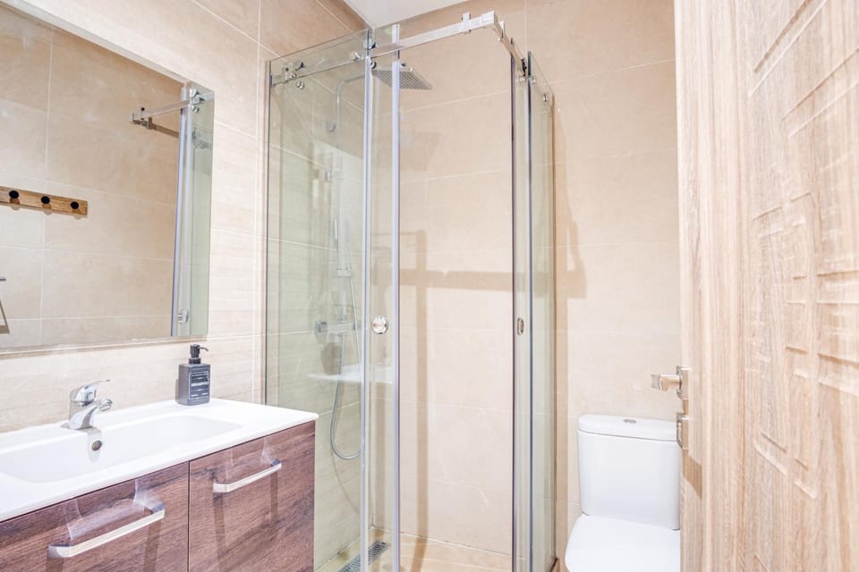 Shower, Toilet, Bathroom, towels
