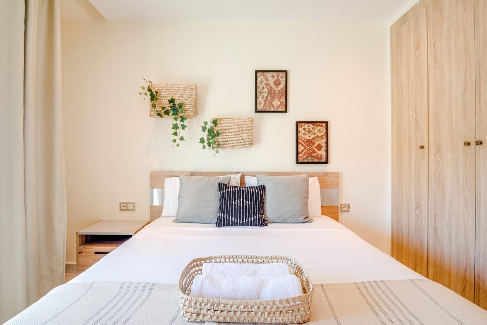 Bed, Bedroom, towels, wardrobe