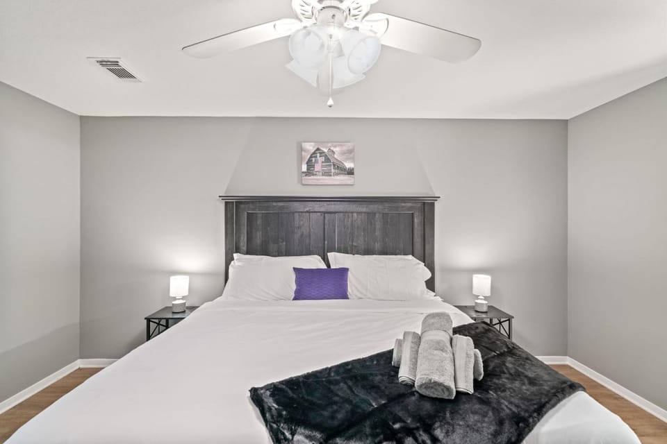 Bed, Bedroom, towels