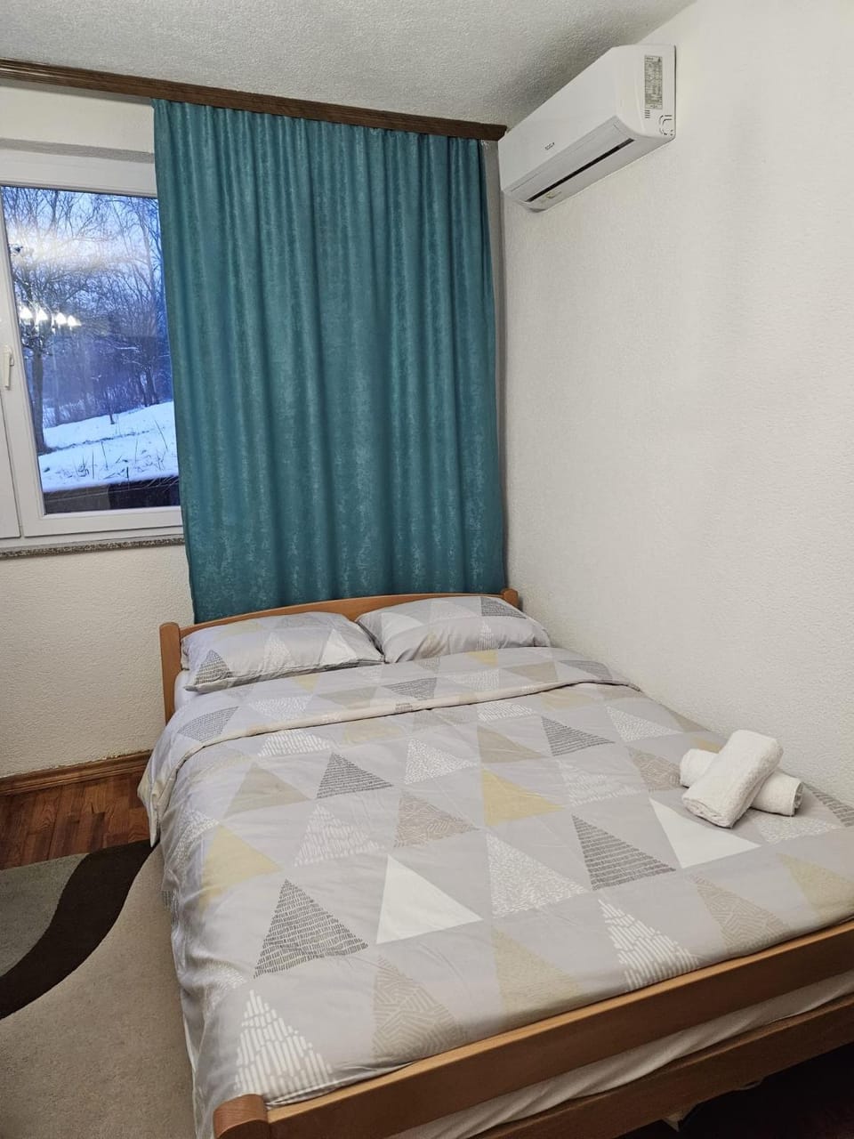 Bed, Bedroom, towels, air conditioner