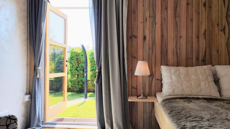 Photo of the whole room, Bedroom, Garden view