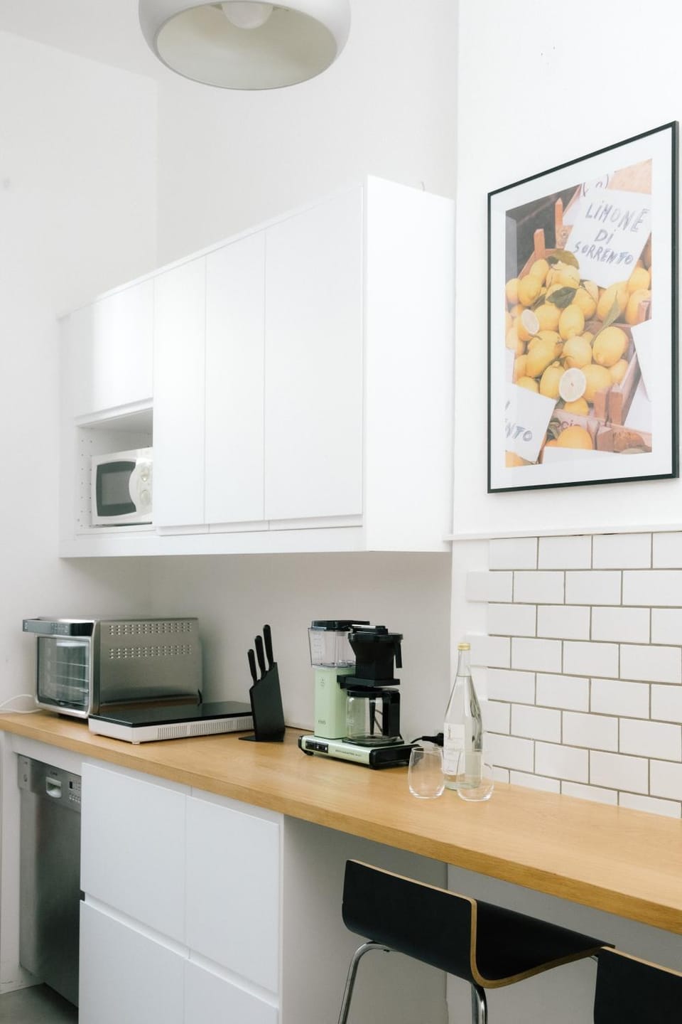 Coffee/tea facilities, Kitchen or kitchenette, oven, stove