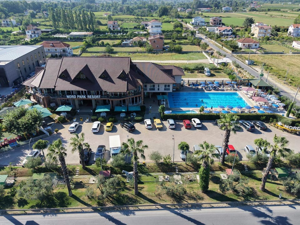 Property building, Day, Neighbourhood, Natural landscape, Bird's eye view, Pool view, Street view, Swimming pool, Location, Parking, sunbed