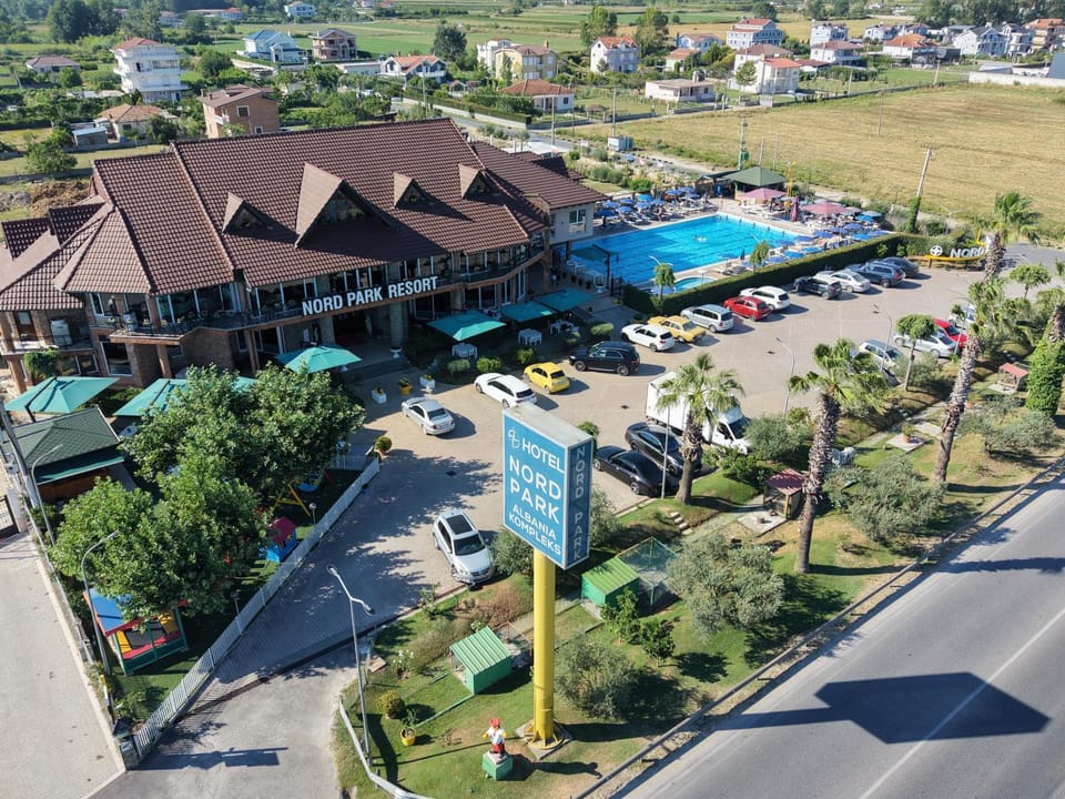 Property building, Day, Neighbourhood, Natural landscape, Bird's eye view, Pool view, Street view, Swimming pool, Location, Parking, sunbed
