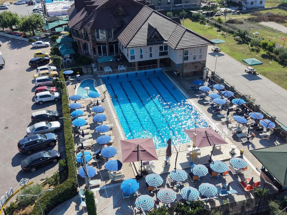 Property building, Day, Bird's eye view, Pool view, Swimming pool, Parking, sunbed