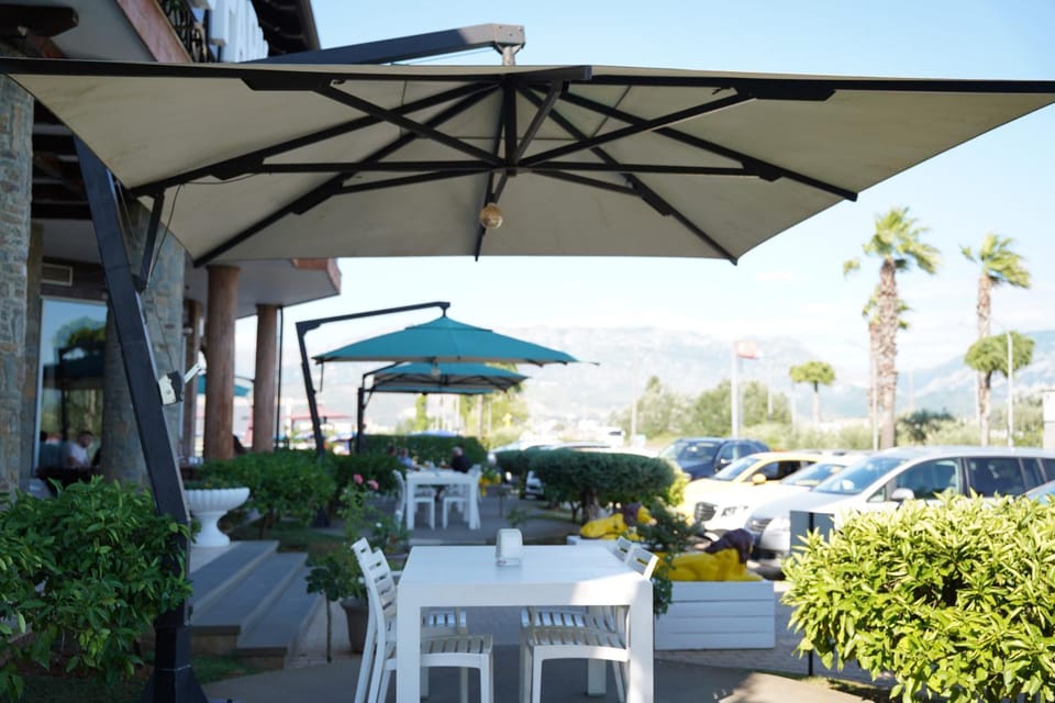 Property building, Patio, Spring, Day, Location, Parking