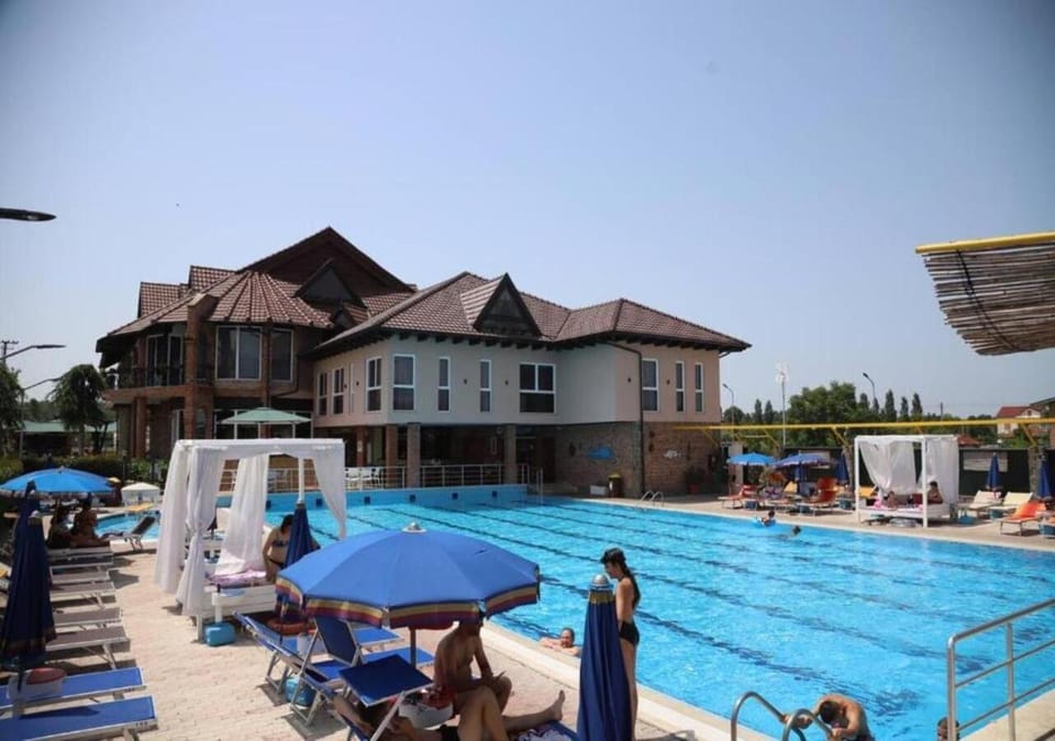Property building, Day, People, Pool view, Swimming pool, group of guests, sunbed