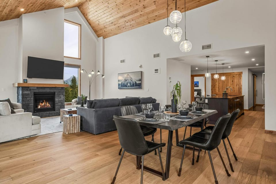 TV and multimedia, Living room, Seating area, Dining area, Evening entertainment