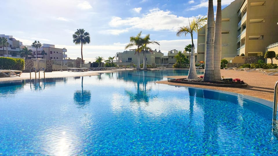 Property building, Day, Pool view, Swimming pool, sunbed