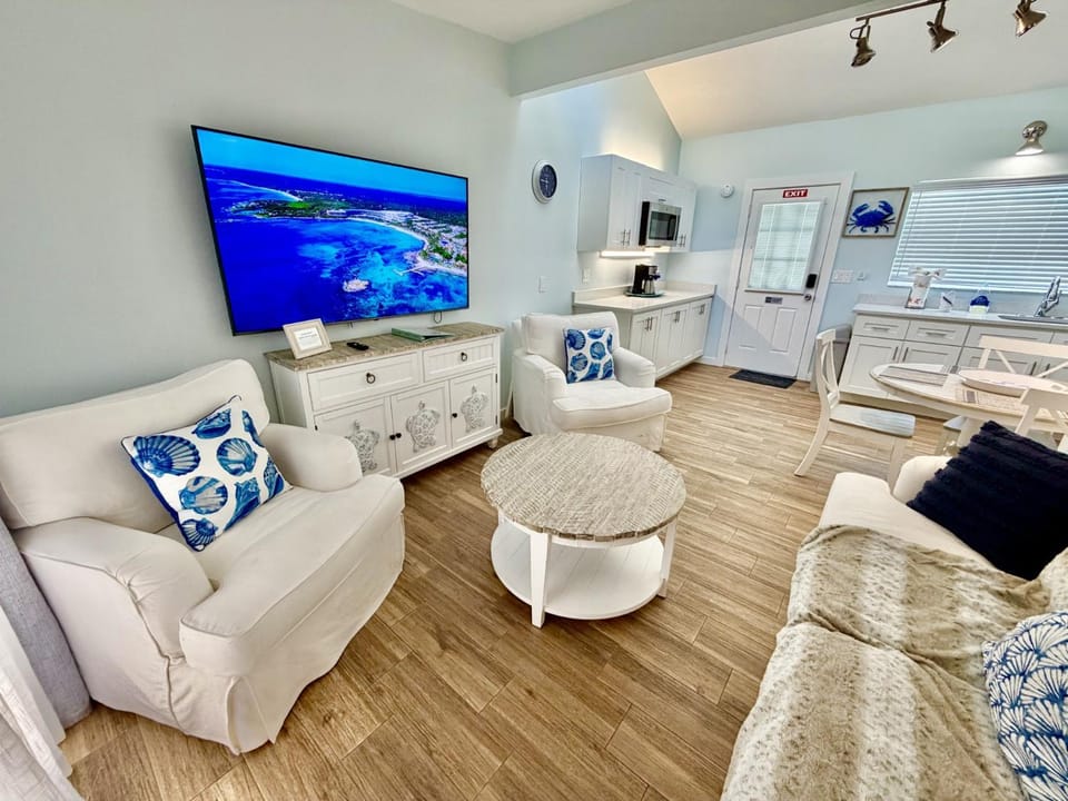 VILLA 2 walk to Siesta Beach, Pool, Daily Rentals Apartment in Florida