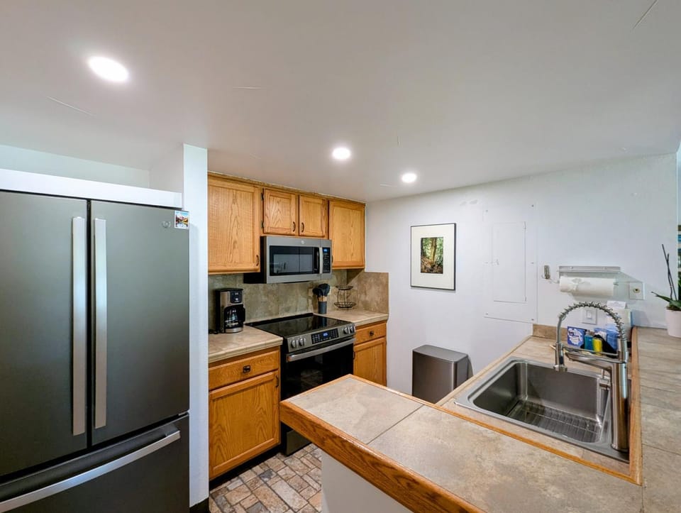 Kitchen or kitchenette, microwave, oven, kitchen