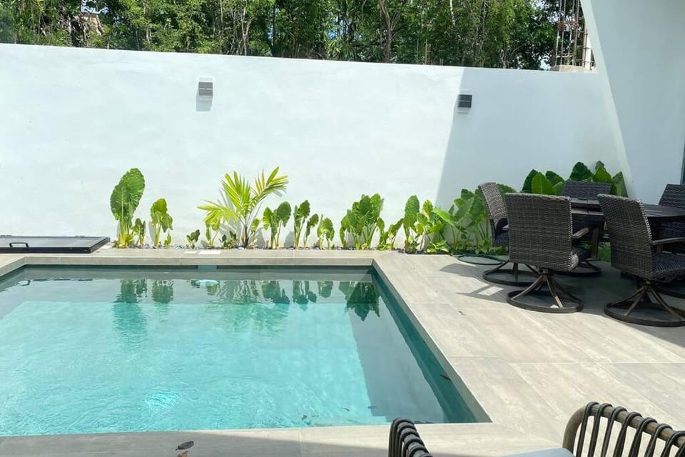 Patio, Swimming pool, sunbed