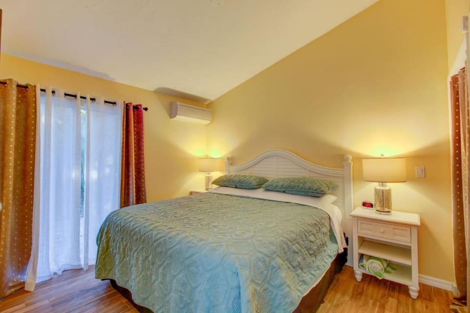 VILLA 3 walk to Beach, Pool, Daily Rentals Apartment in Florida