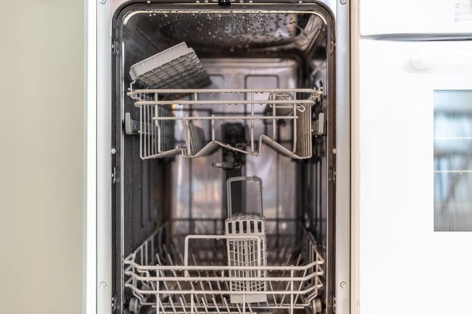 Kitchen or kitchenette, dishwasher