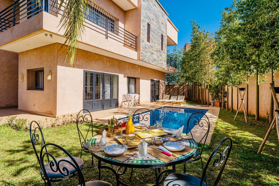 Property building, Patio, Spring, Day, View (from property/room), Balcony/Terrace, Food and drinks, Dining area, Swimming pool, Drinks, sunbed
