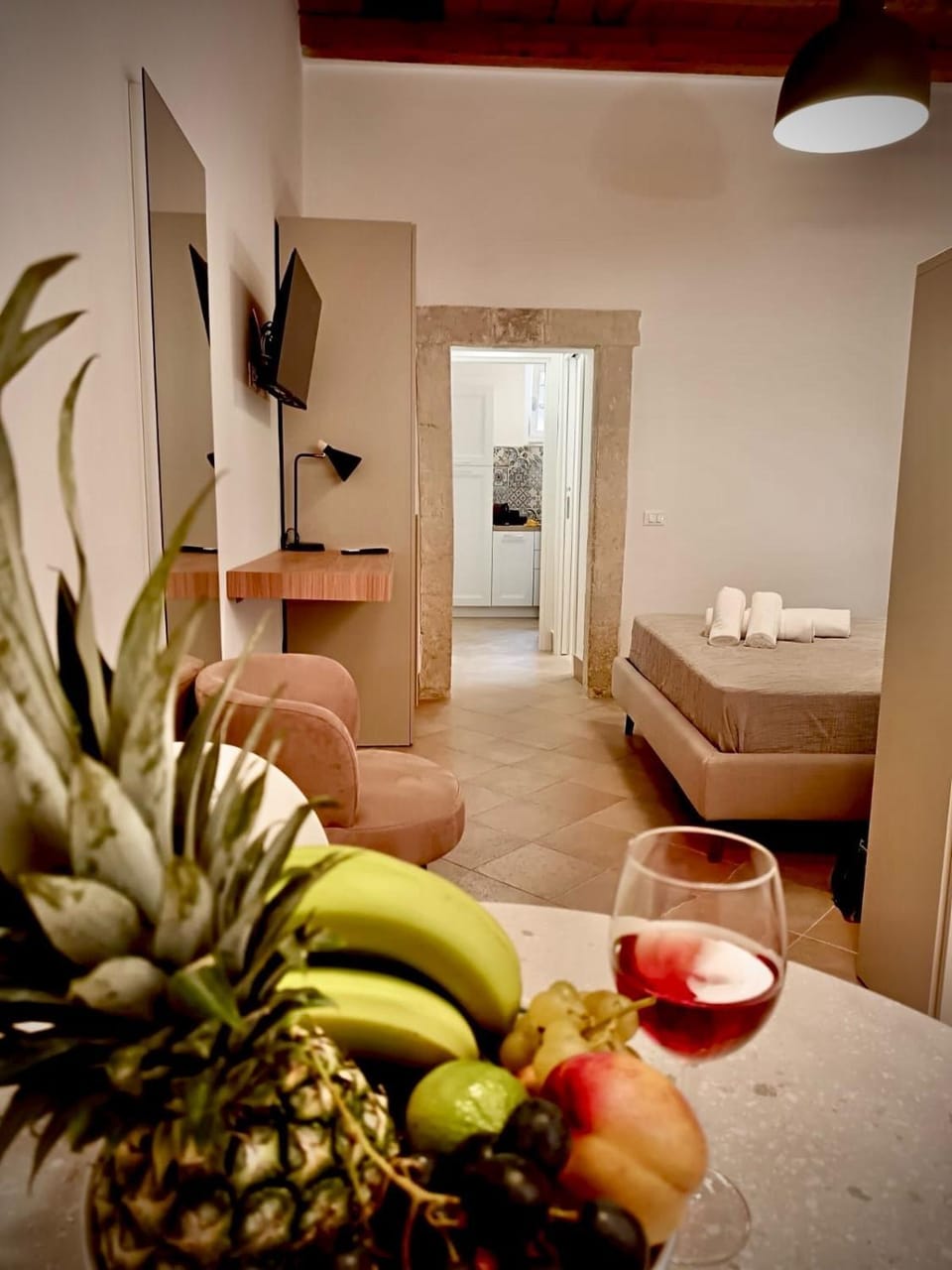 Bed, TV and multimedia, Photo of the whole room, Seating area, Bedroom
