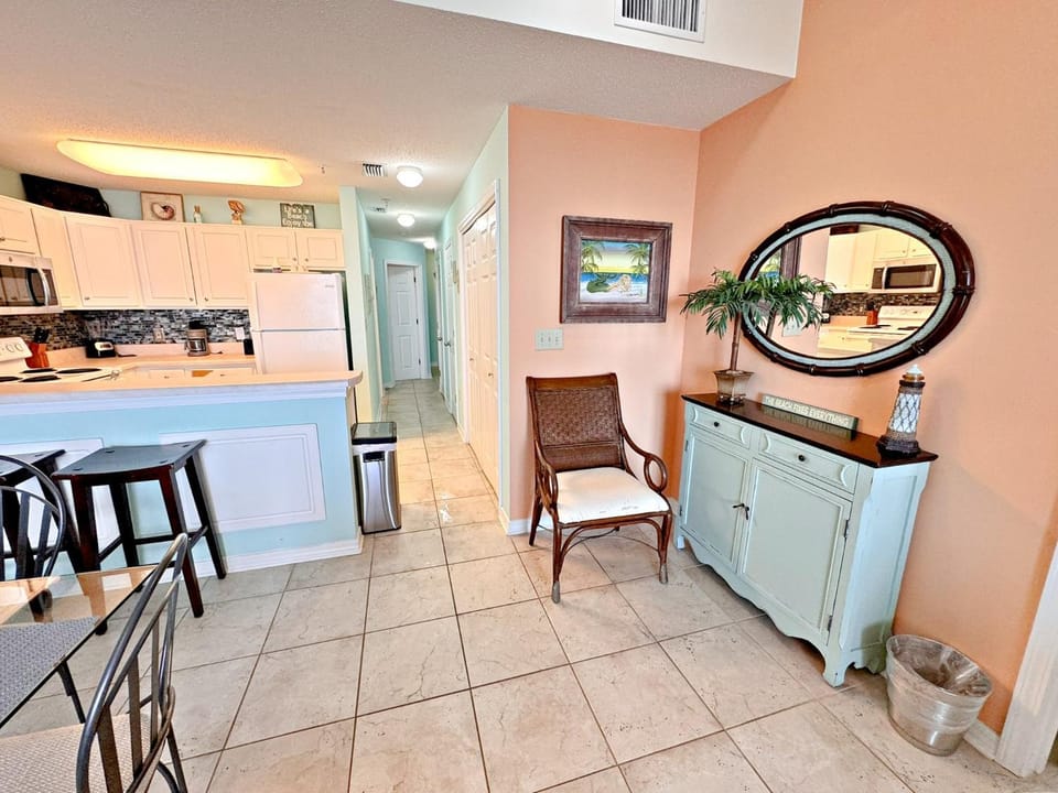 Kitchen or kitchenette, Seating area, Dining area, oven, kitchen