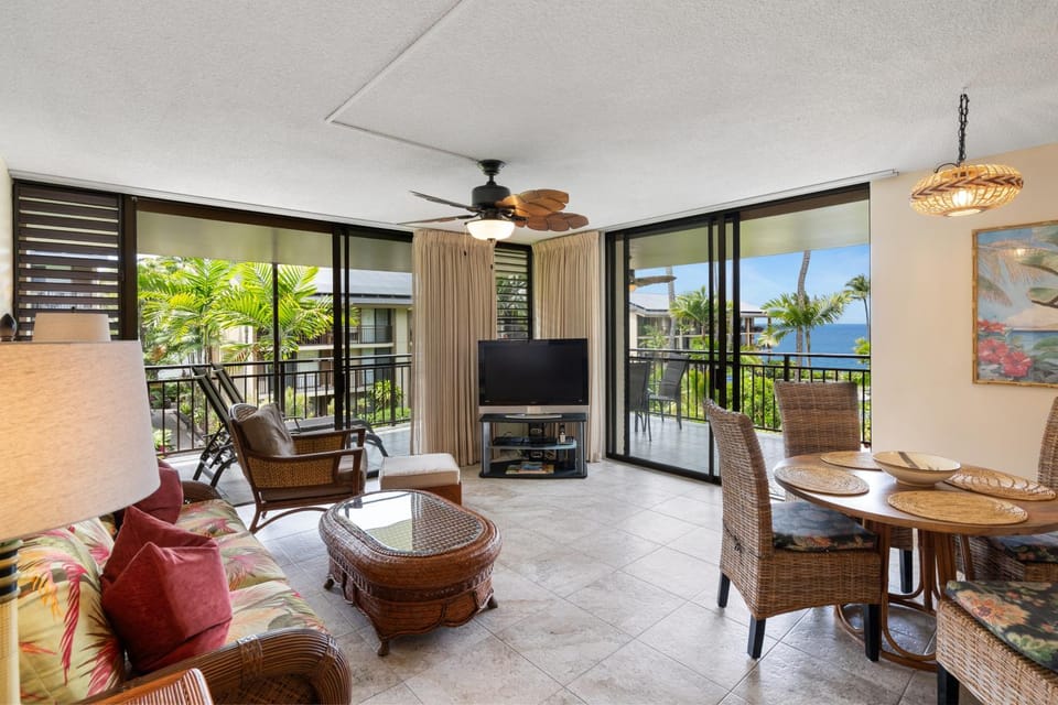 Natural landscape, TV and multimedia, View (from property/room), Balcony/Terrace, Living room, Seating area, Dining area
