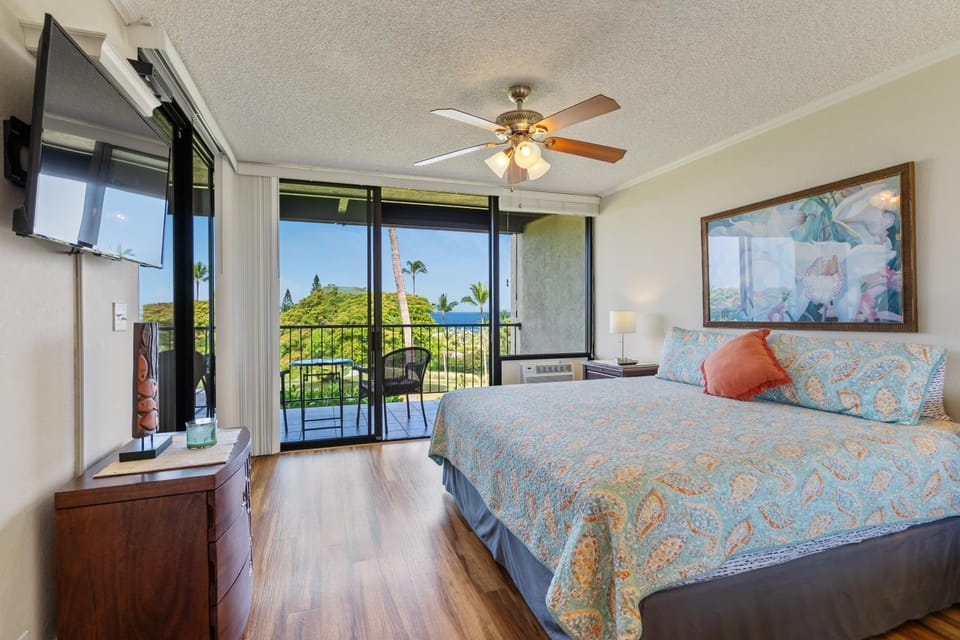 Bed, TV and multimedia, Bedroom