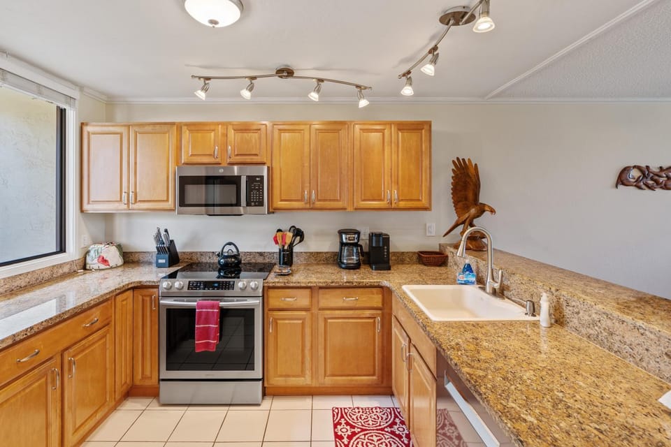 Kitchen or kitchenette, dishwasher, oven, toaster