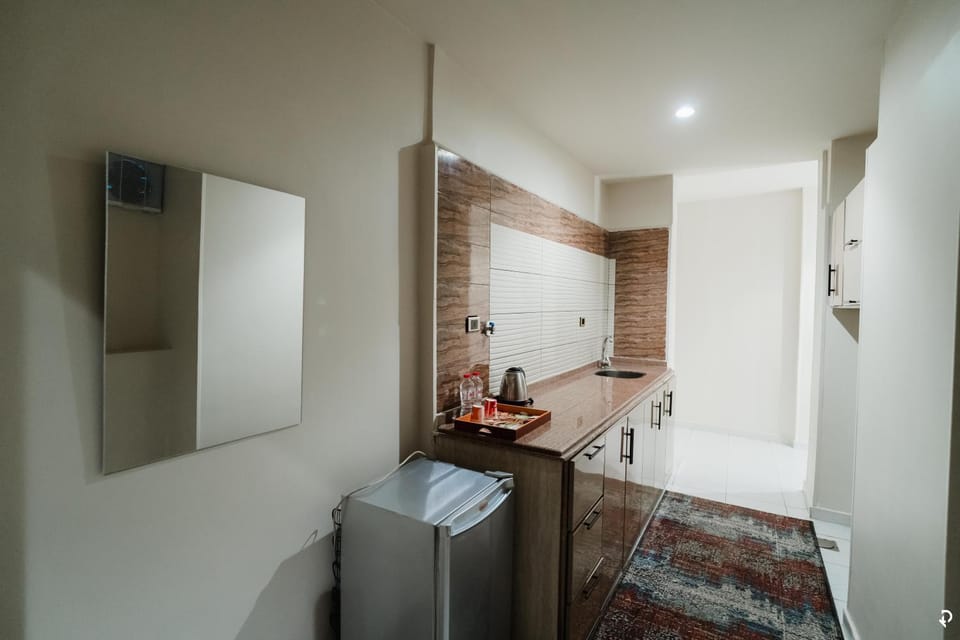 Kitchen or kitchenette, minibar, oven