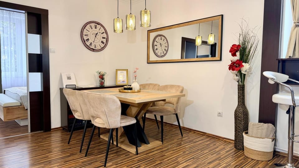 Living room, Decorative detail, Dining area