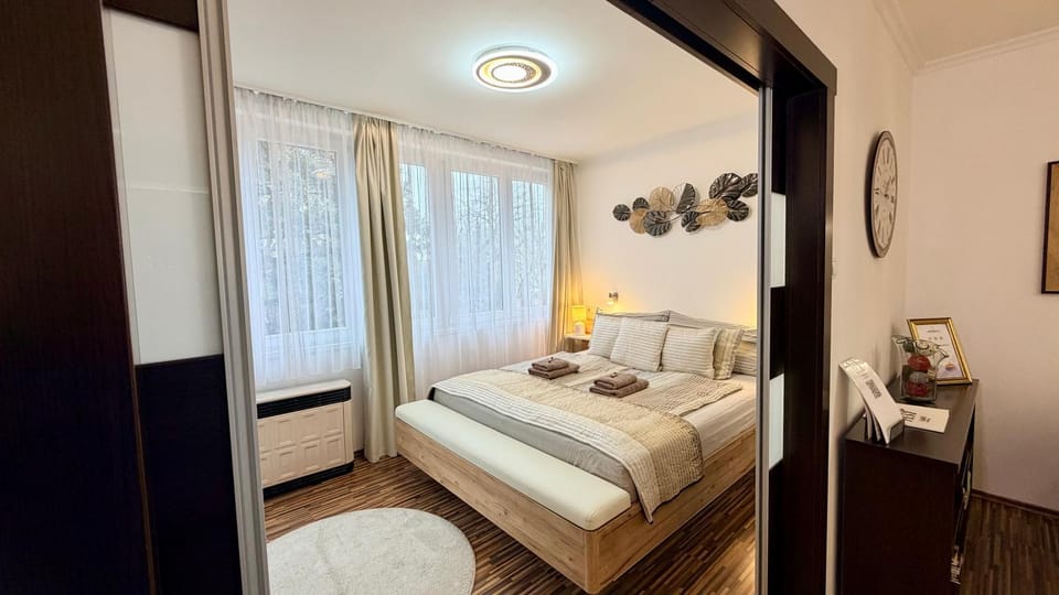 Bed, Bedroom, towels