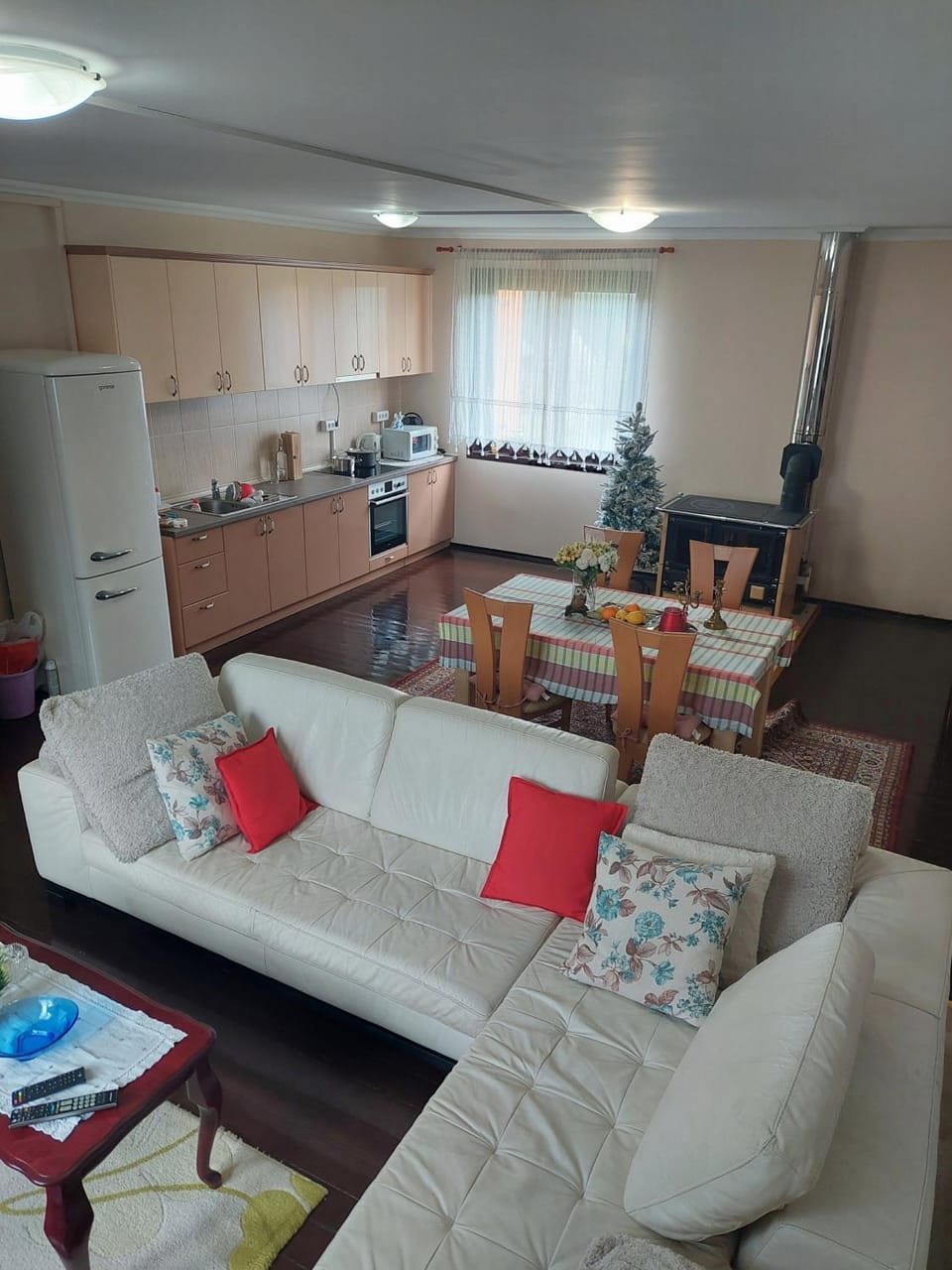 Kitchen or kitchenette, Living room, Seating area, Dining area, oven, stove